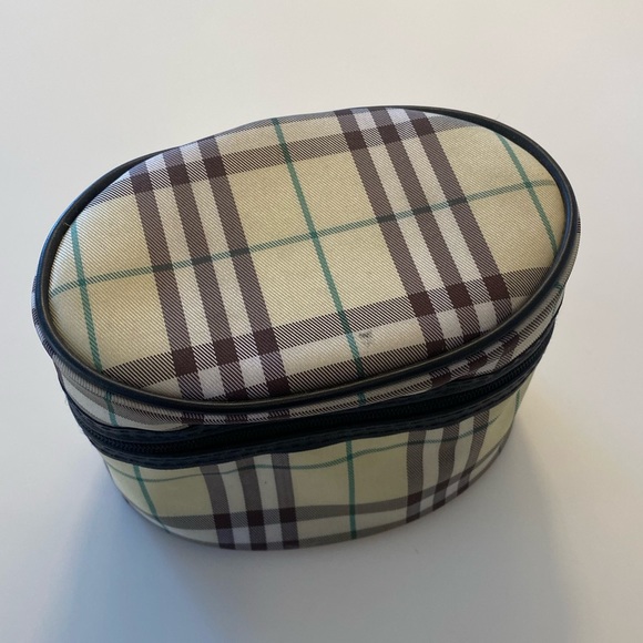🎉🥳 SALE! 🎉🥳Burberry London Nova Check Cosmetic Bag. 🌟FIRM PRICE🌟‼️ - Picture 1 of 8